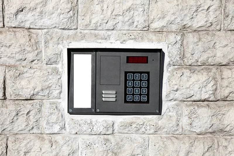 Ile kosztuje montaż domofonu w 2025: Kompletny cennik z całej Polski