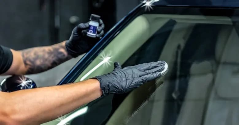Jak naprawić porysowaną szybę w oknie: 5 sprawdzonych domowych metod