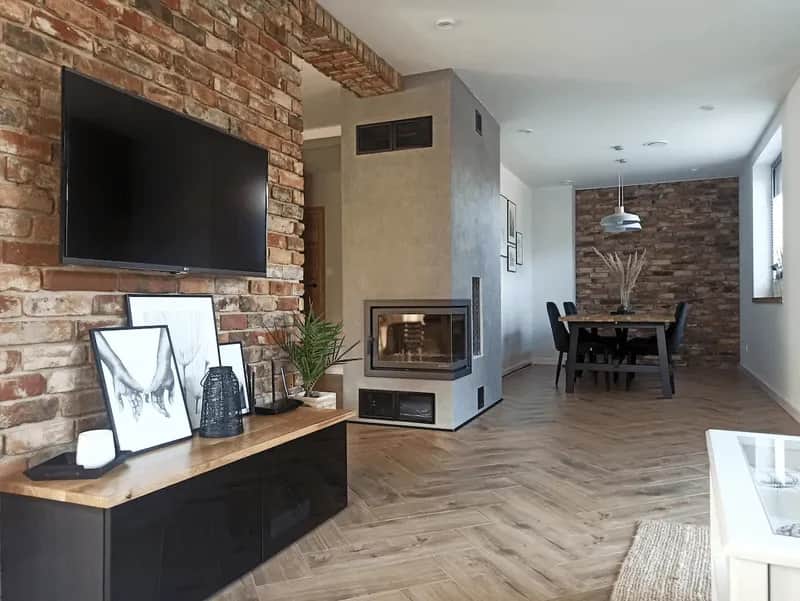 Efektowny akcent: Modna cegła na ścianie za telewizorem w salonie