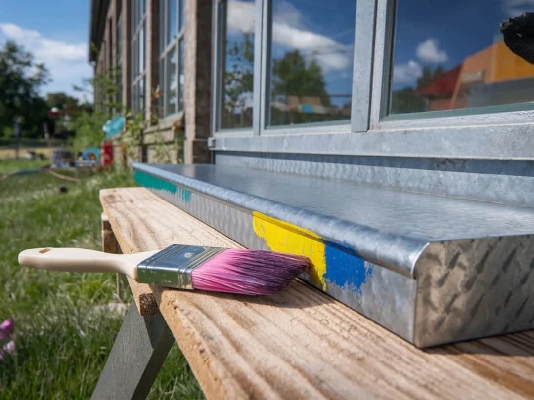 Skuteczne sposoby na czyszczenie parapetu z blachy ocynkowanej bez uszkodzeń