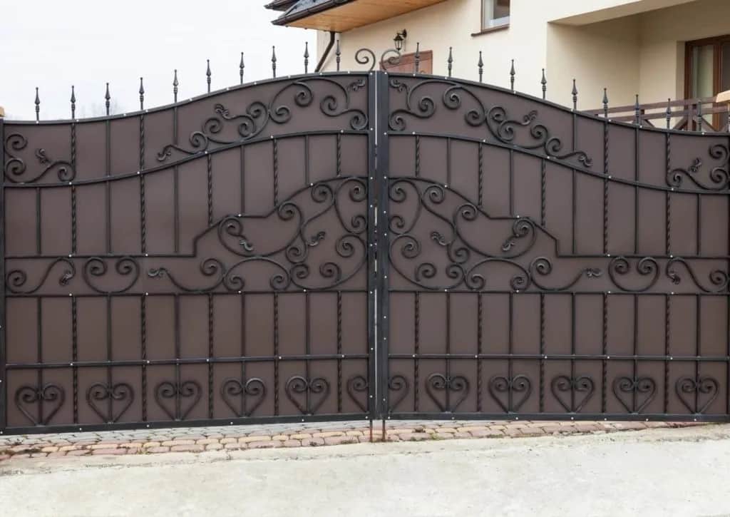 Ile kosztuje montaż napędu do bramy skrzydłowej - co wpływa na cenę usługi