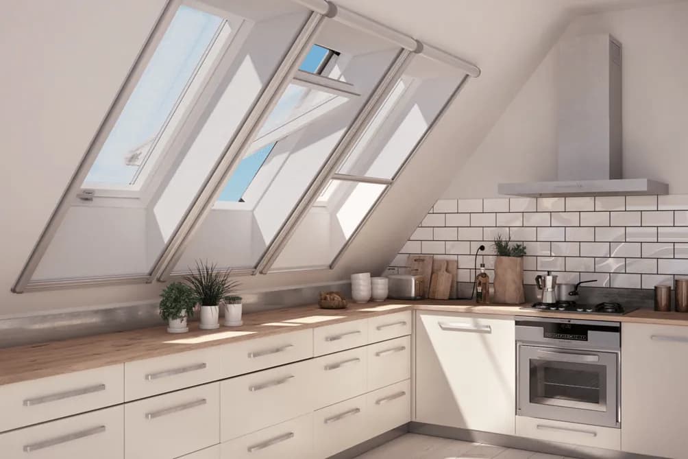 Okna dachowe: plastikowe czy drewniane? Porównanie i wybór