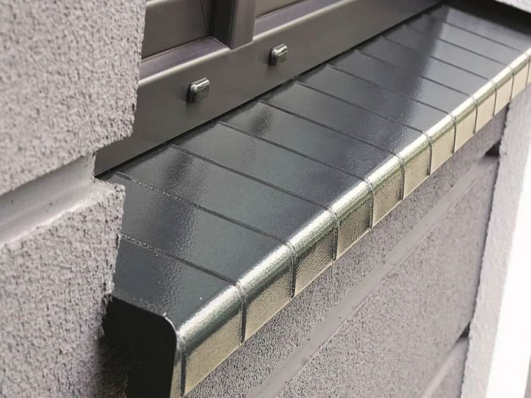 Montaż parapetów zewnętrznych przed czy po ociepleniu - kluczowa kolejność