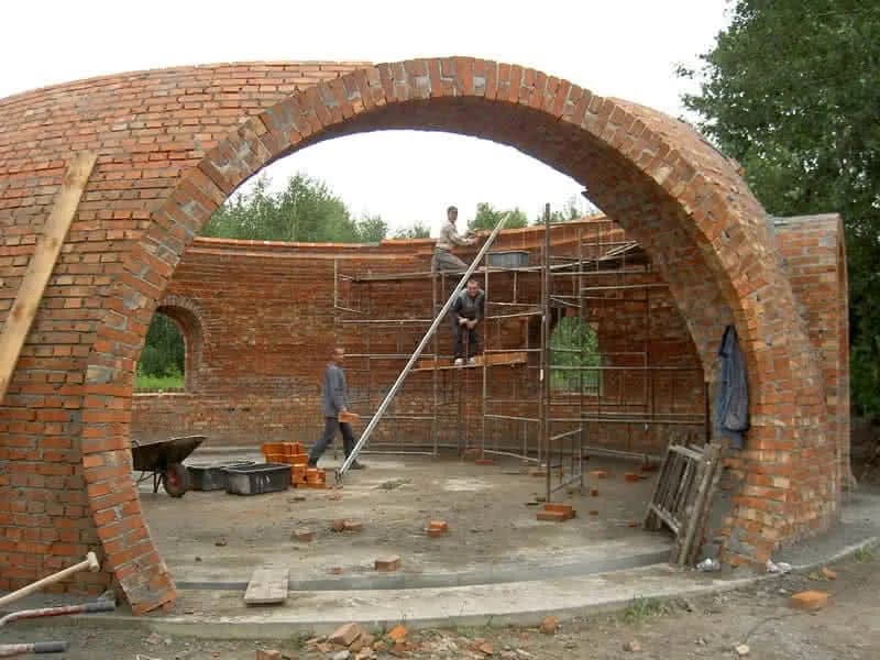 Jak zrobić łuk z cegły - uniknij najczęstszych błędów w budowie
