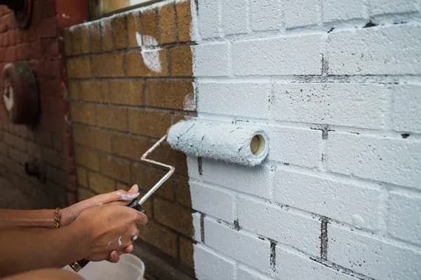 Jak skutecznie pomalować starą cegłę i uniknąć błędów malarskich