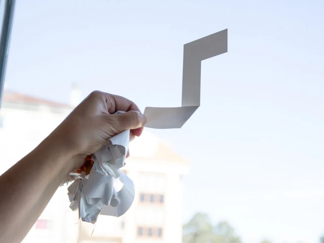 Jak usunąć stare naklejki z okien: 7 skutecznych sposobów