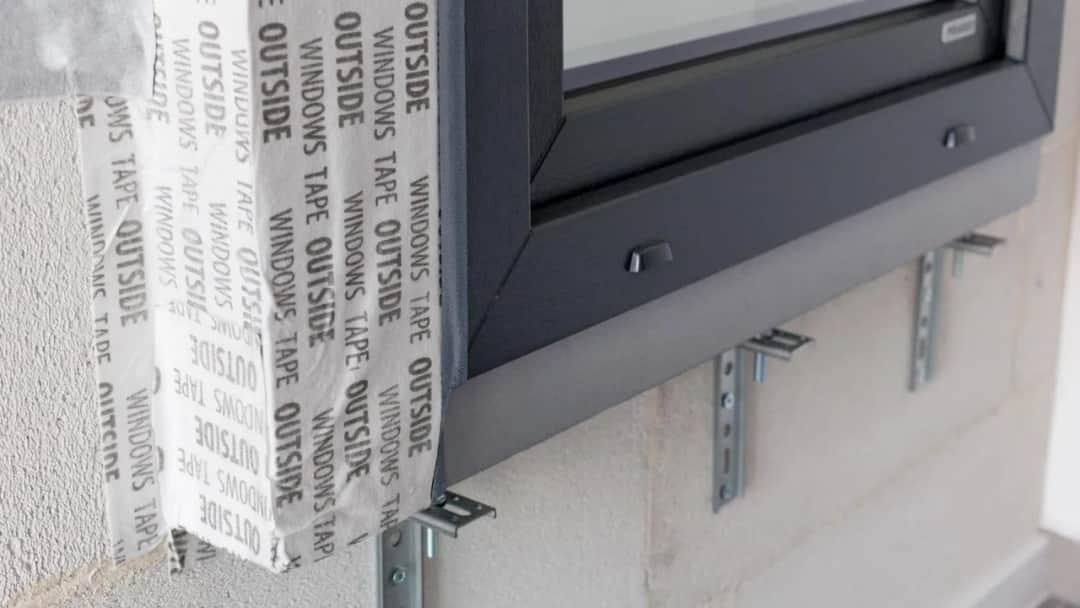 Montaż okien na kotwy czy dyble: praktyczne porównanie skutecznych metod