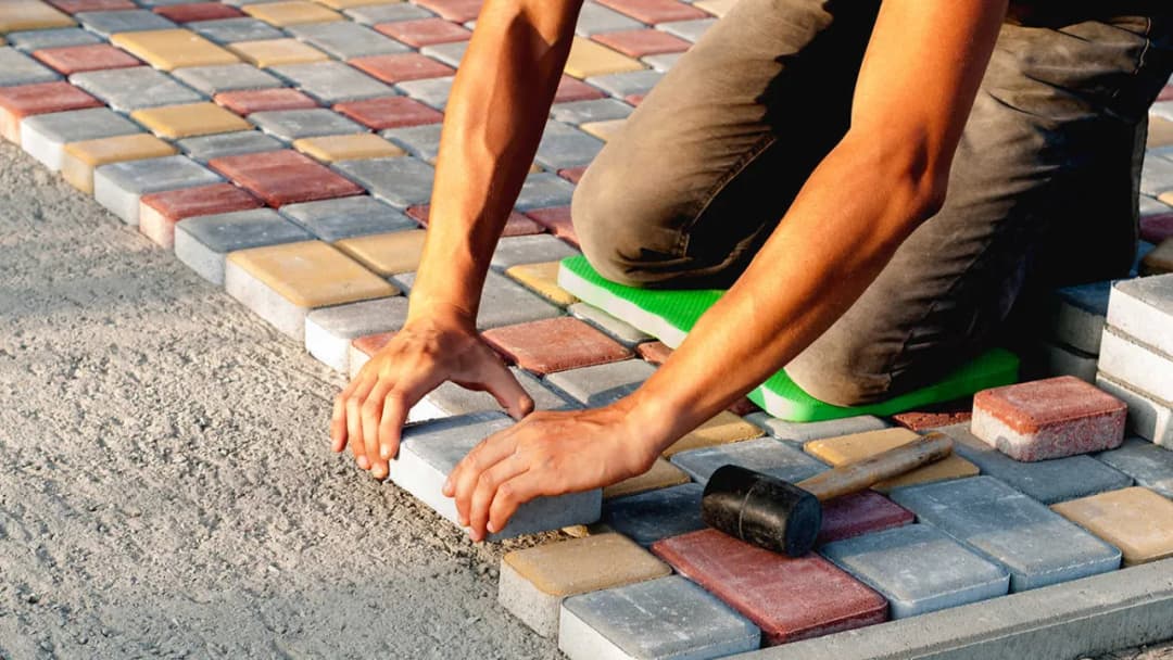 Jak skutecznie przykleić kostkę brukową do betonu bez problemów