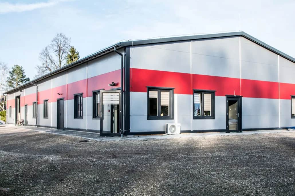 Koszt montażu płyt warstwowych: Co wpływa na finalną cenę za m2?