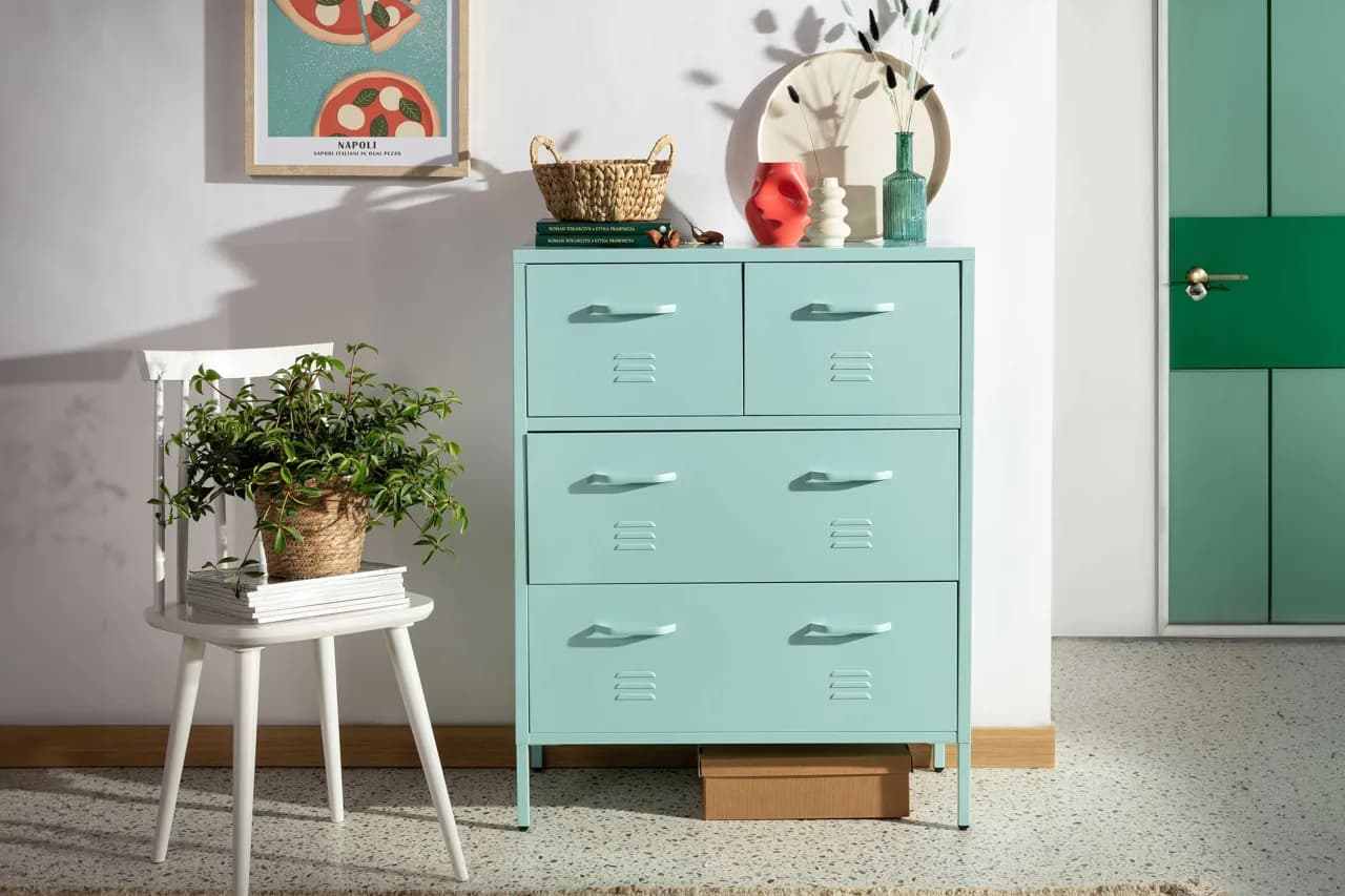 Sklepy meblowe jako kopalnia inspiracji do letnich metamorfoz przestrzeni domowych – sprawdź nowości