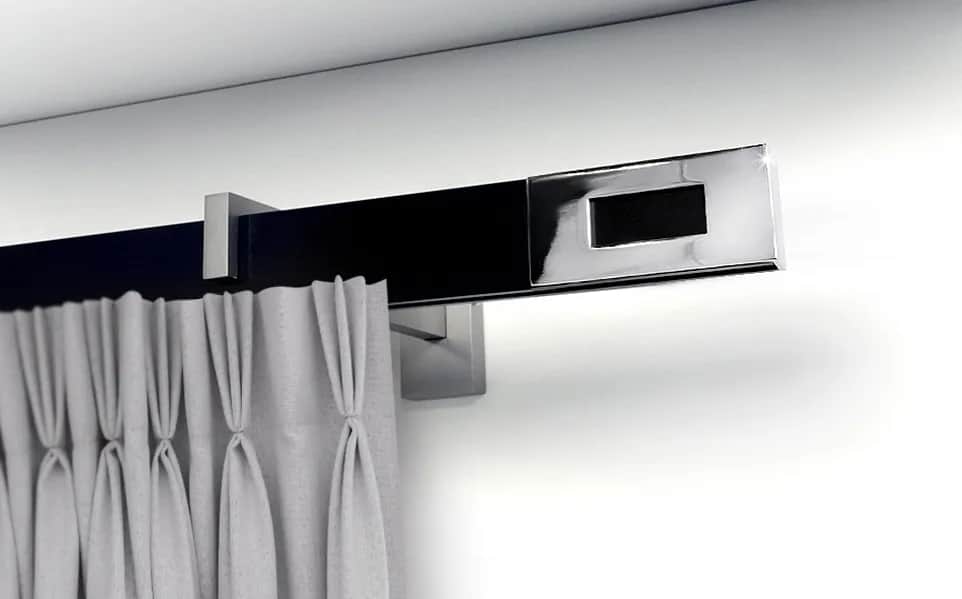 Czarny to klasa: Czy czarny karnisz pasuje do Twojego wnętrza?