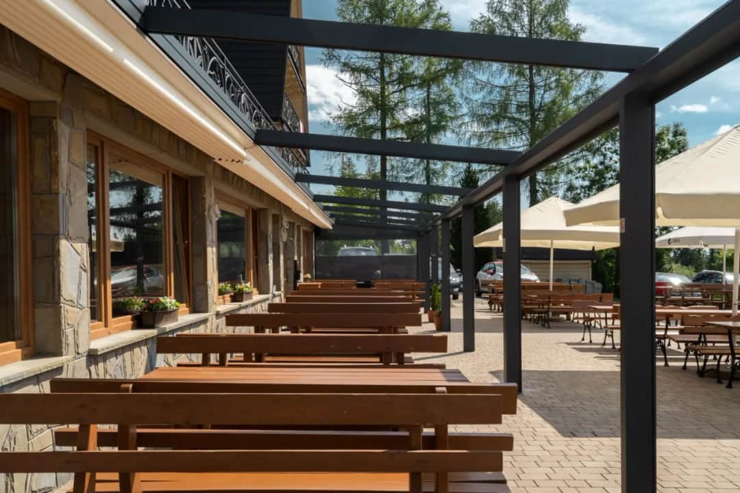 Ile naprawdę kosztuje montaż pergoli - poznaj wszystkie składowe ceny