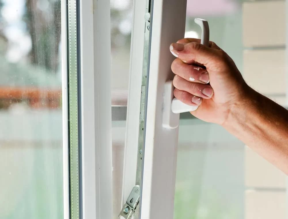 Czy można pomalować białe okna plastikowe? Poznaj fakty i metody