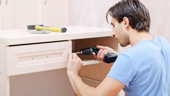 Ceny montażu mebli w 2025: Zobacz aktualne koszty i stawki montażystów