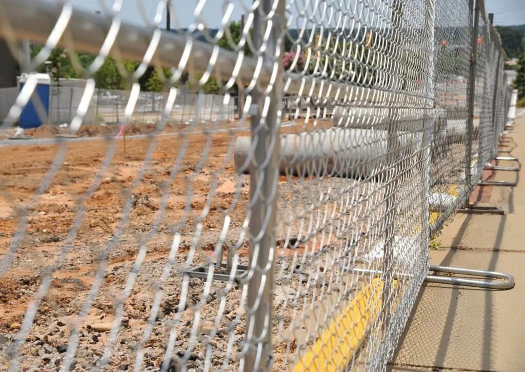 Montaż ogrodzenia jako usługa budowlana: Formalności i przepisy prawne