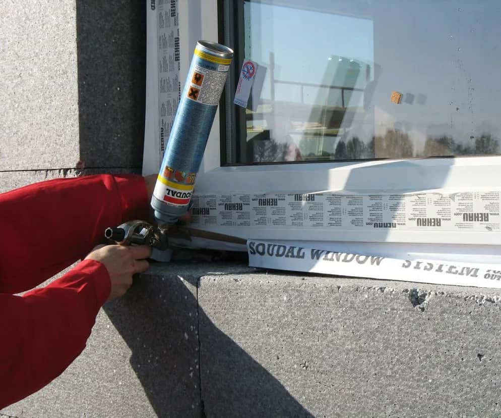 Jak zabezpieczyć piankę montażową przy oknach Murator, aby uniknąć problemów Jak zabezpieczyć piankę montażową przy oknach Murator, aby uniknąć problemów