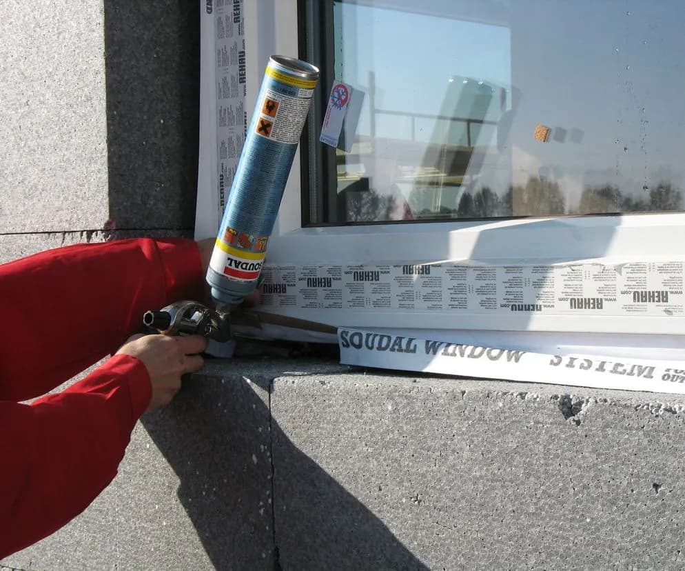 Jak zabezpieczyć piankę montażową przy oknach Murator, aby uniknąć problemów