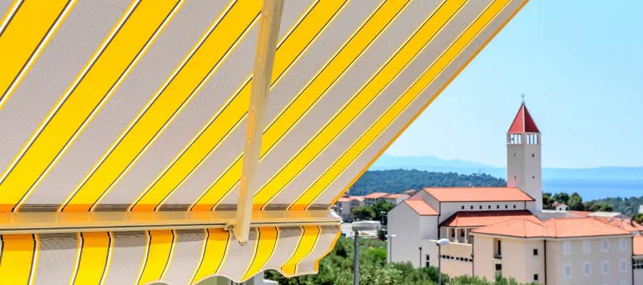 Ile kosztuje montaż markizy balkonowej: kompleksowy cennik i porady 2025