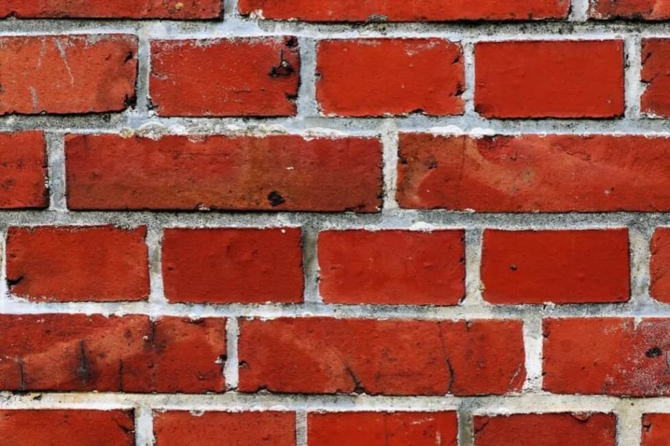 Jak wyczyścić starą cegłę na ścianie i uniknąć uszkodzeń
