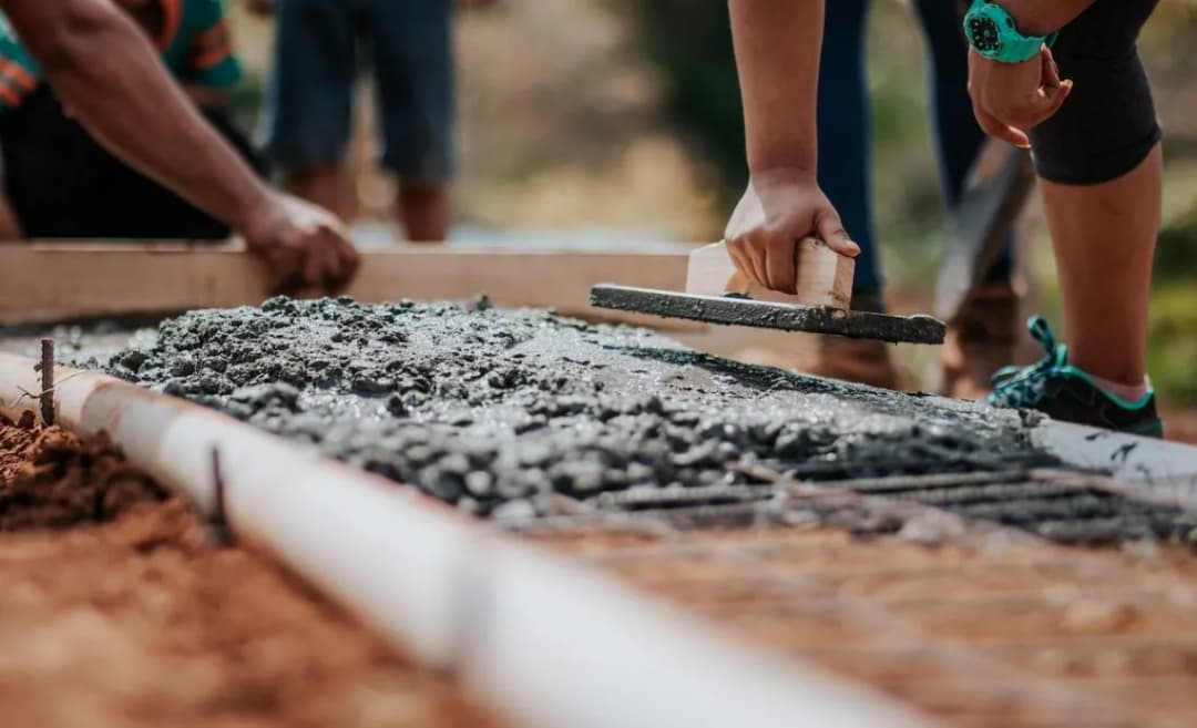 Ile schnie beton w ziemi? Kluczowe czynniki i problemy, których unikniesz