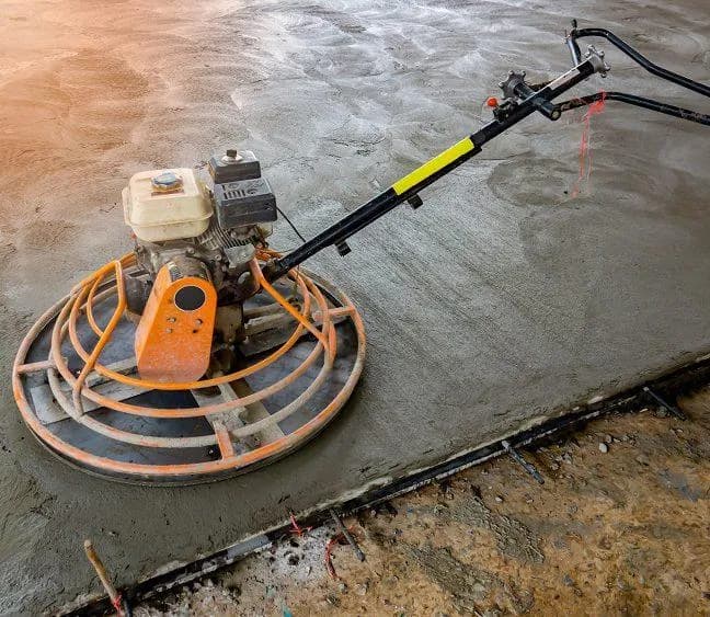 Kiedy zacierać beton gruszką? Optymalny czas i błędy, których unikać