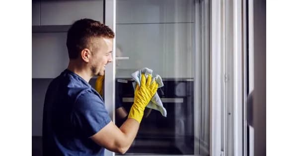 Jak bezpiecznie usunąć klej z okien PCV: 7 skutecznych metod