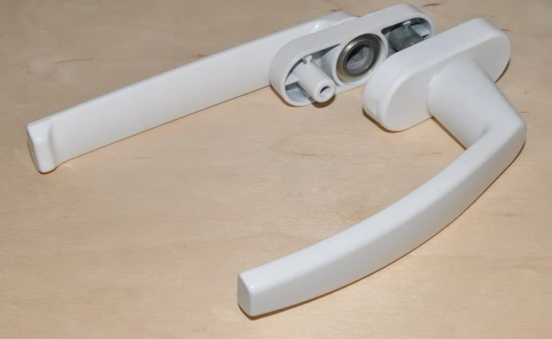 Ile kosztuje klamka do okna plastikowego? Ceny i rodzaje klamek